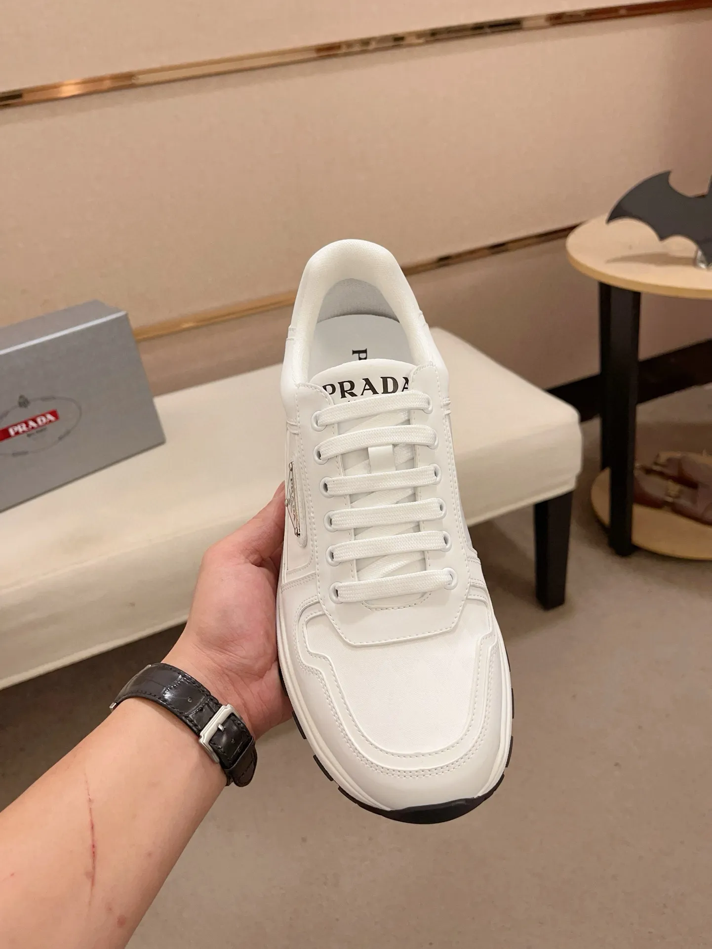 Men's shoes 💰 580 💰 (high version) new Prada (Prada) high-top counters are launched simultaneously, new men's shoes, 😘fabrics are selected from waterproof technical cloth. First layer cowhide lining. 👍🏿Original molded anti-slip rubber outsole, with exquisite lines, simple and elegant, comfortable and high-end for leisure travel. Number of yards: 38 to 44. (Can be customized for 45.46.)